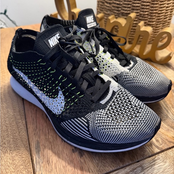 Nike Flyknit Racer - Picture 3 of 4